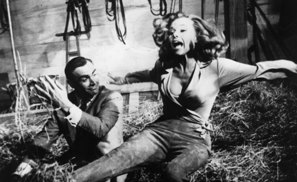 James Bond (Sean Connery) geht auf Tuchfühlung mit Pussy Galore (Honor Blackman)