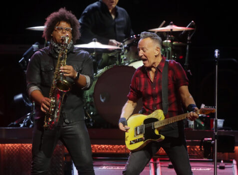 Saxophonist Jake Clemons und Bruce Springsteen auf der Bühne in Phoenix