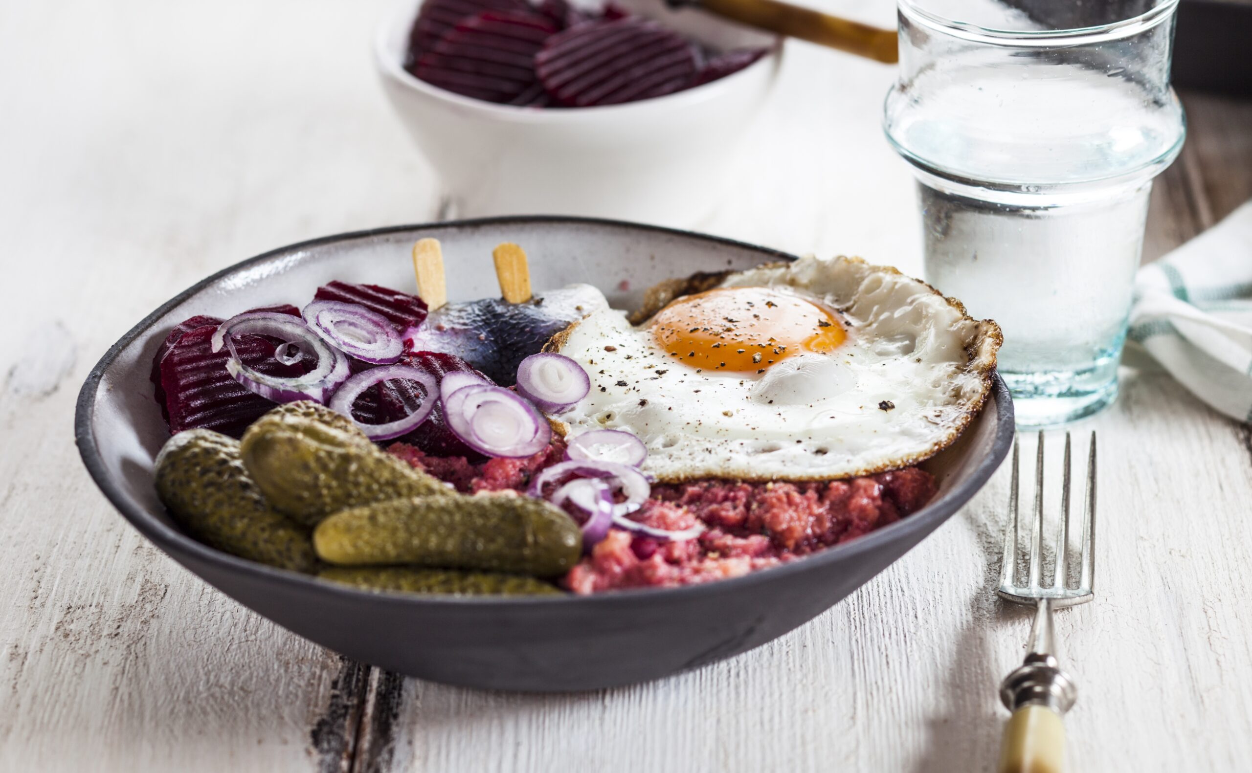 Klassisch Norddeutsch: Labskaus mit Rollmops, eingelegten Gurken, Rote-Bete-Salat, Zwiebeln und Spiegelei