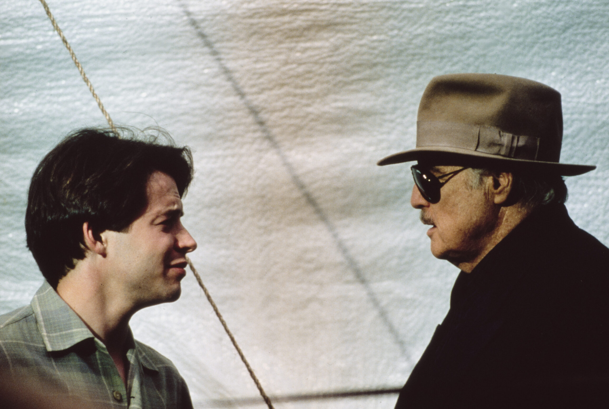 Marlon Brando mit Matthew Broderick am Set von "Freshman"