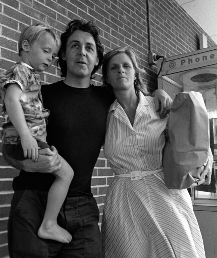 Paul und Linda McCartney mit ihrem Sohn James im August 1981