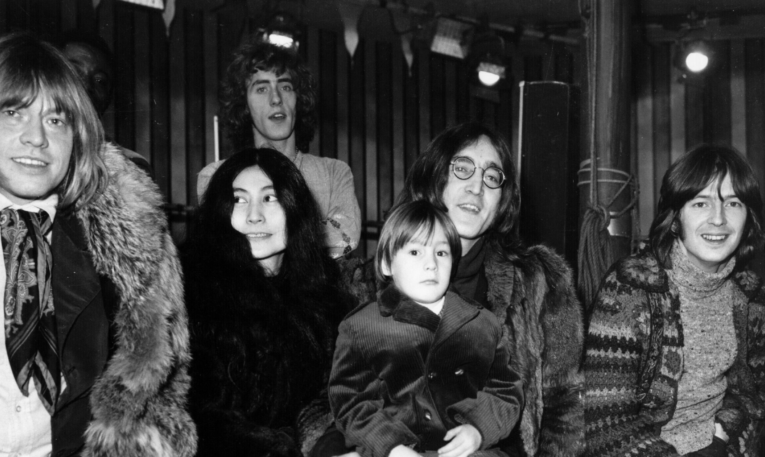 Rolling-Stones-Gitarrist Brian Jones, Yoko Ono, John Lennon mit Sohn Julian auf dem Schoß, Gitarrist Eric Clapton und dahinter der Sänger Roger Daltrey von The Who bei der Aufzeichnung von "The Rolling Stones' Rock 'n' Roll Circus"