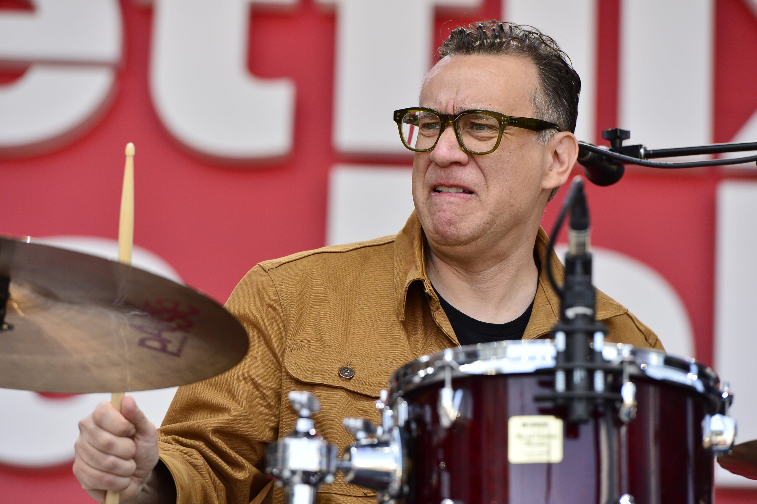 Fred Armisen ist auf einigen Instrumenten sehr versiert