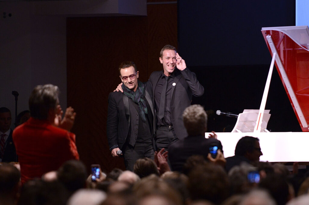 Bono und Chris Martin bei einer Veranstaltung 2013