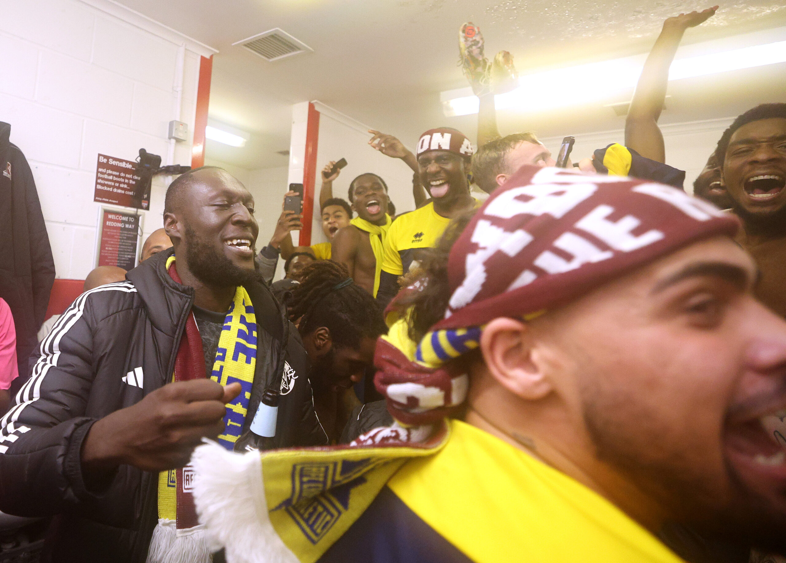 Stormzy in der Spielerkabine des AFC Croyden Athletic 