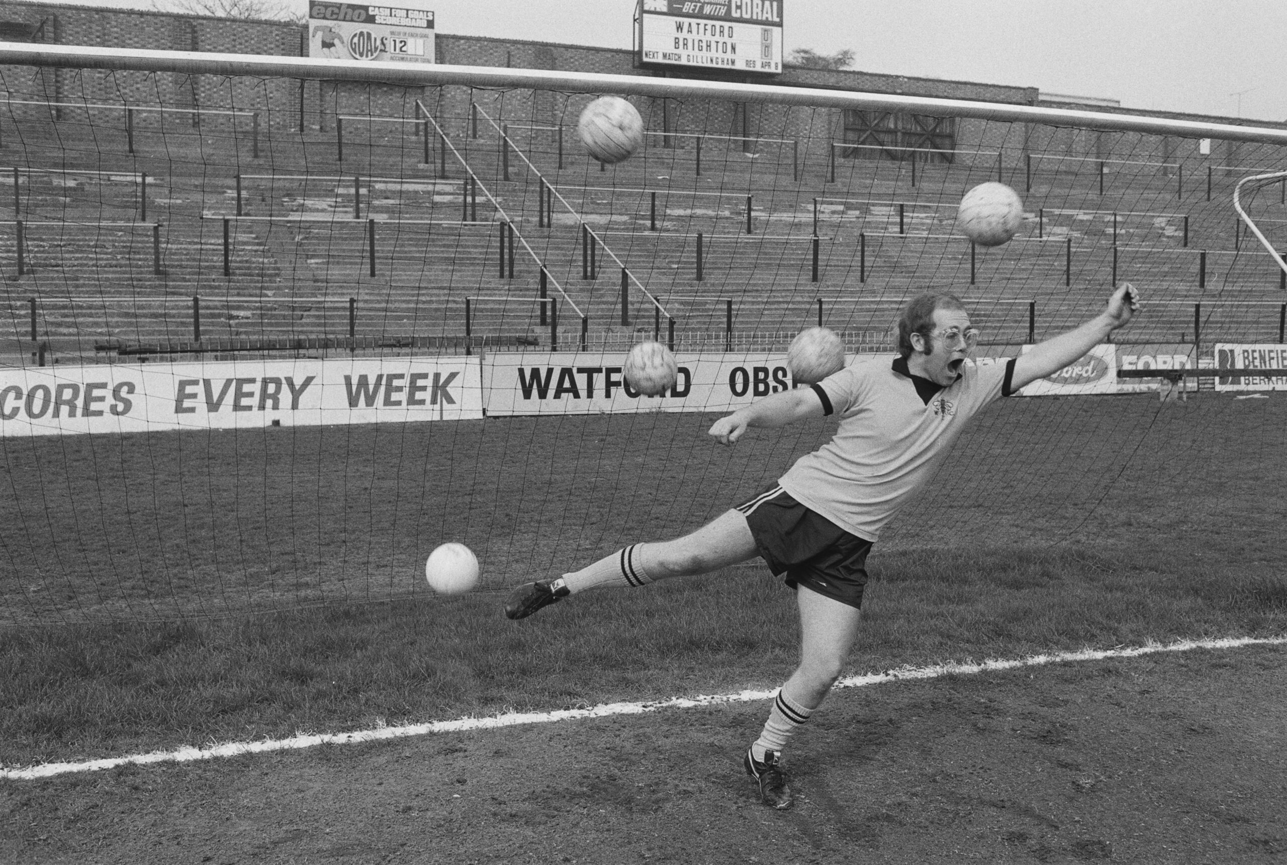 Elton John 1974 auf dem Rasen von Watford