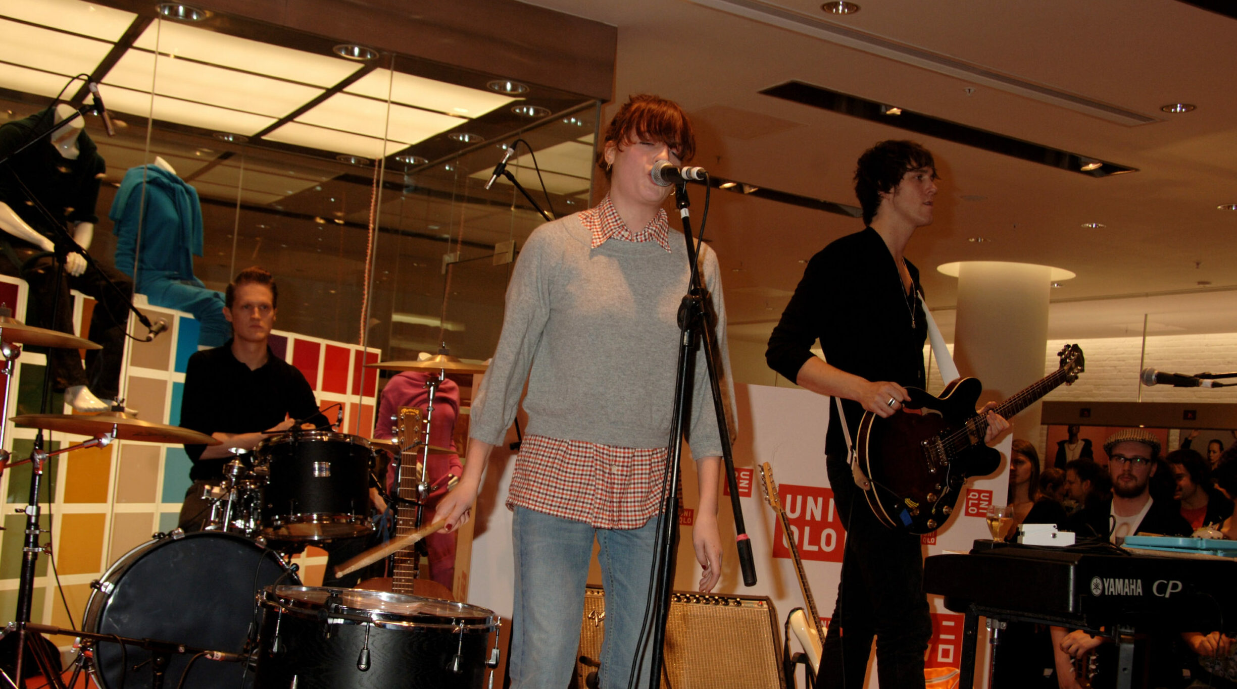 Florence Welch singt in einem neu eröffneten Plattenladen in Oxford 2007