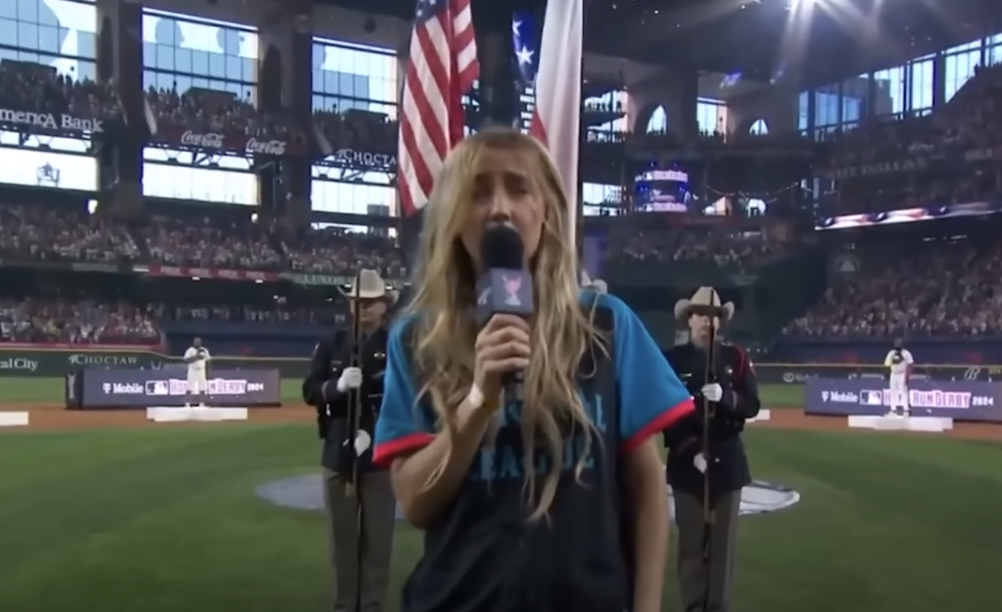 Ingrid Andress vermasselt die US-Nationalhymne