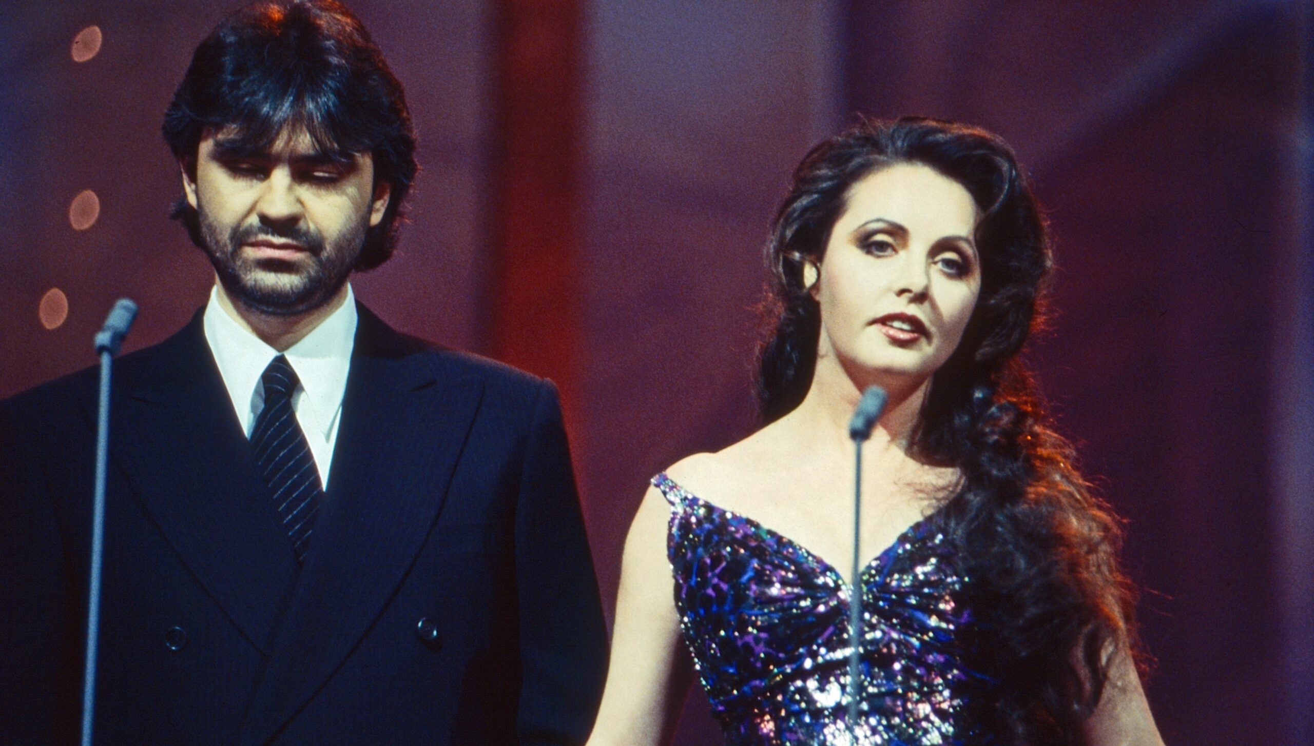 Andrea Bocelli, italienischer Sänger und Produzent, bei einem Auftritt mit Sarah Brightman (1996)