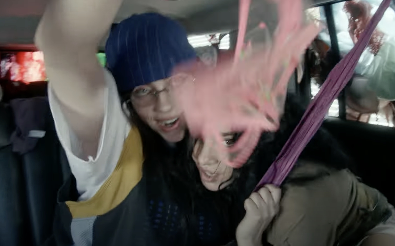 Charli XCX und Billie Eilish im Video zum „Guess“-Remix