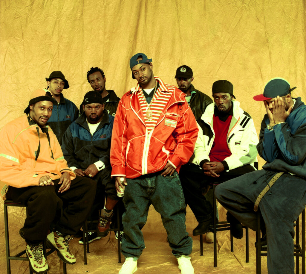 RZA, U-God, Raekwon, Ghostface Killah, Ol' Dirty Bastard, Masta Killa, GZA und Method Man von der amerikanischen Rap-Gruppe Wu-Tang Clan posieren für ein Porträt etwa im April 1997 in New York