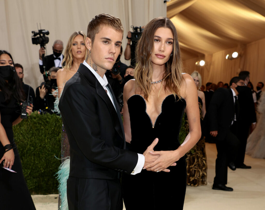 Justin Bieber und Hailey Bieber besuchen die Met Gala 2021 Celebrating In America: A Lexicon Of Fashion im Metropolitan Museum of Art am 13. September 2021 in New York