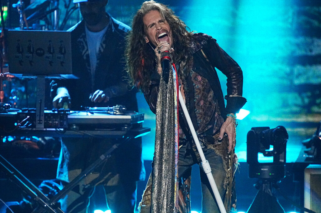 Steven Tyler tritt 2022 auf der Bühne während der 37th Annual Rock &amp