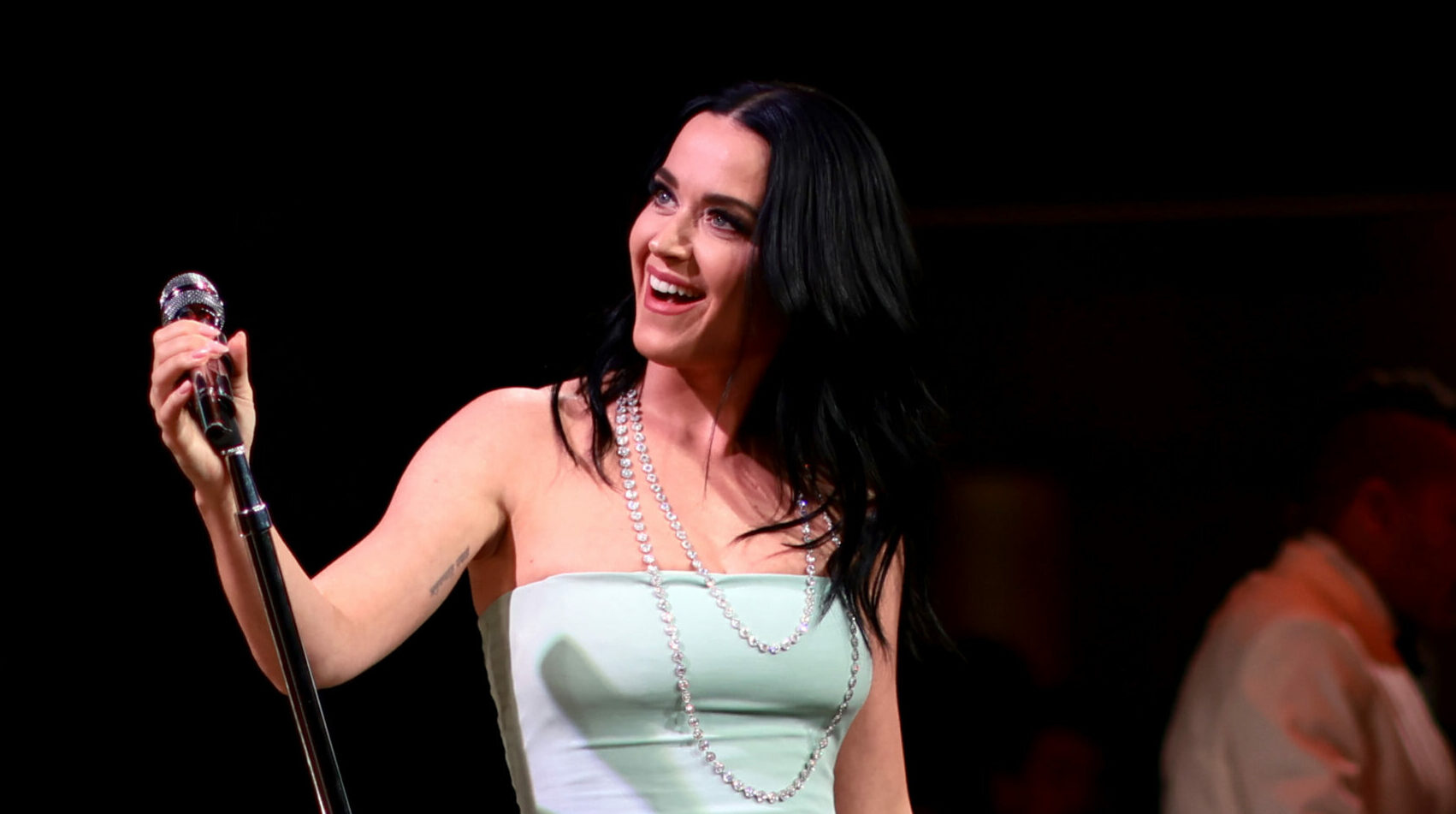 Katy Perry tritt auf der Bühne auf, während Tiffany & Co. die Wiedereröffnung des New Yorker Flagship-Stores The Landmark in New York City feiert