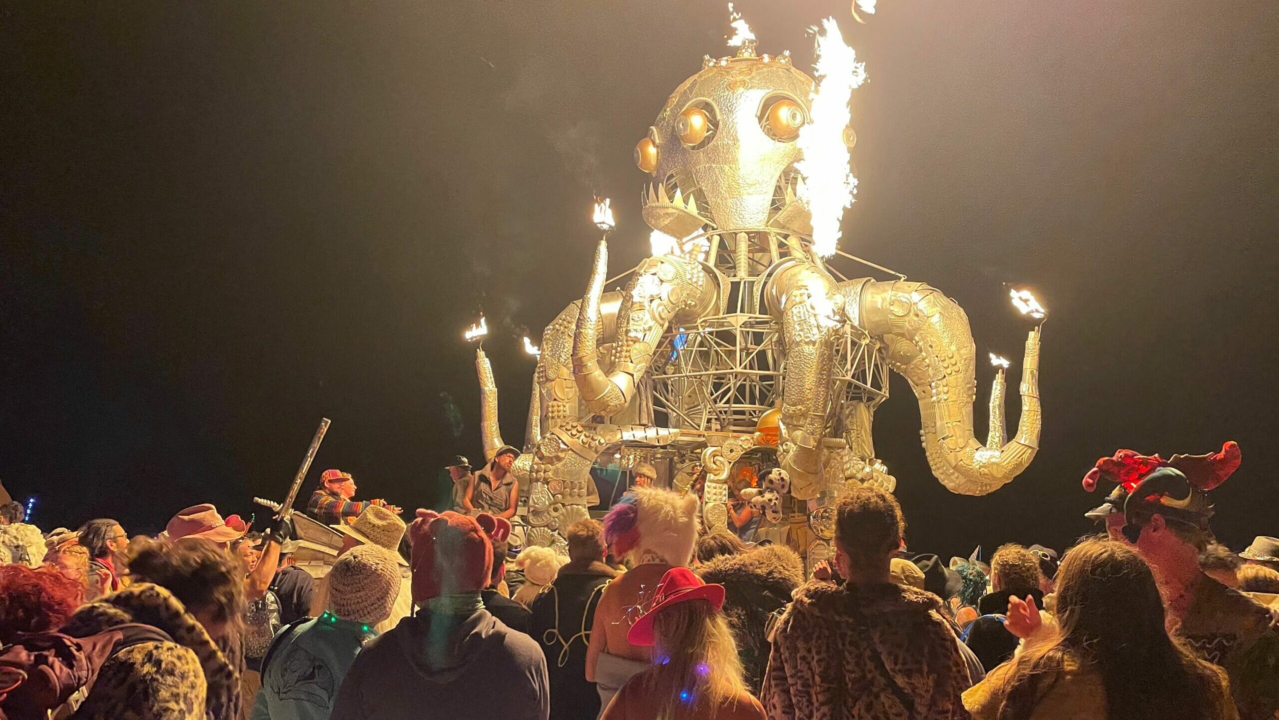 Besucher:innen tanzen während des jährlichen Burning Man Festivals am frühen Morgen des 5. September 2023