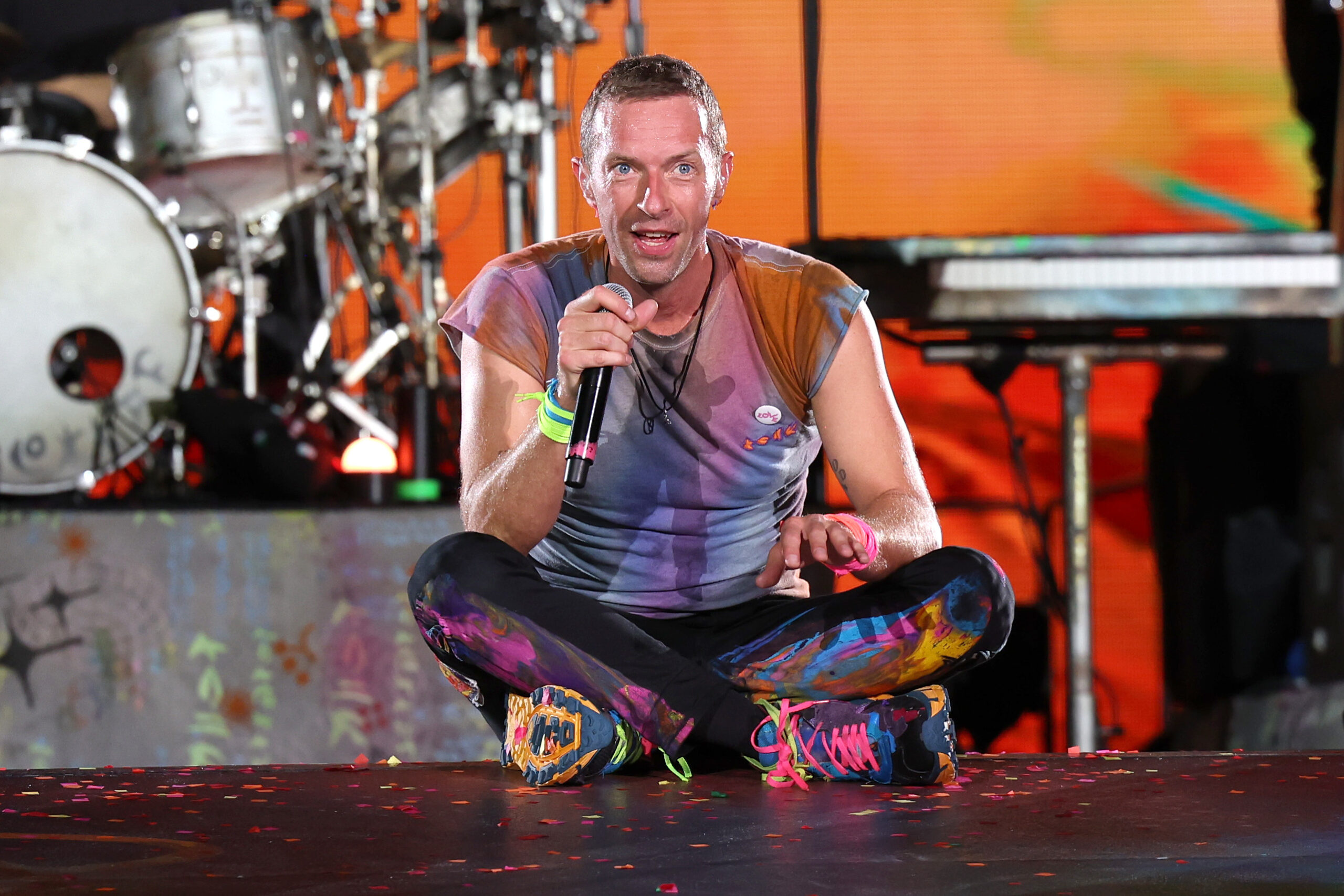 Chris Martin von Coldplay tritt am 30. September 2023 im Rose Bowl Stadium in Pasadena, Kalifornien