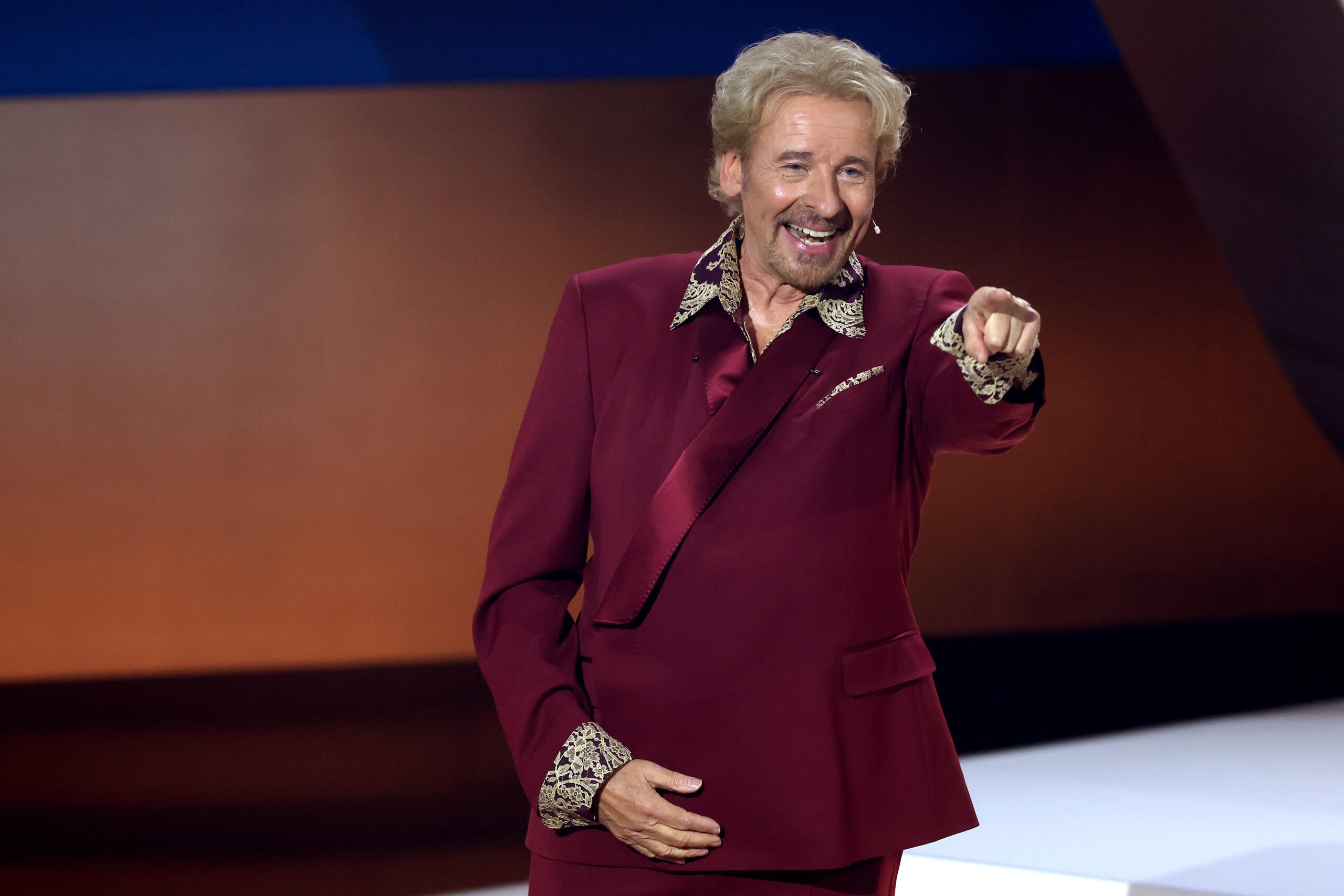 Thomas Gottschalk spricht auf der Bühne während der Fernsehshow „Wetten, Dass ...?“ am 25. November 2023 in Offenburg, Deutschland