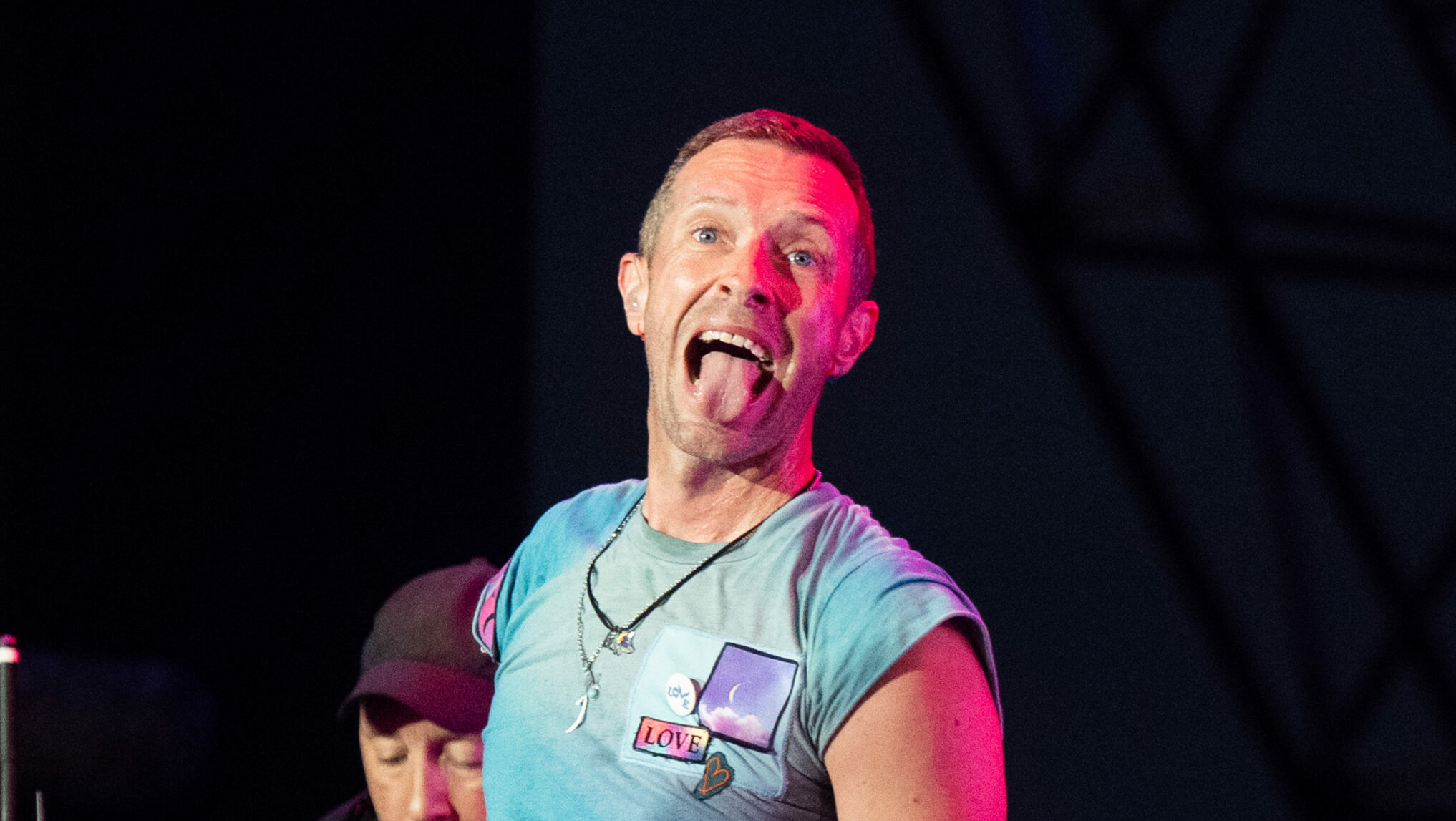 Chris Martin von Coldplay tritt als Headliner auf der Pyramid-Bühne am vierten Tag des Glastonbury Festivals 2024 in Worthy Farm, Pilton am 29. Juni 2024 in Glastonbury