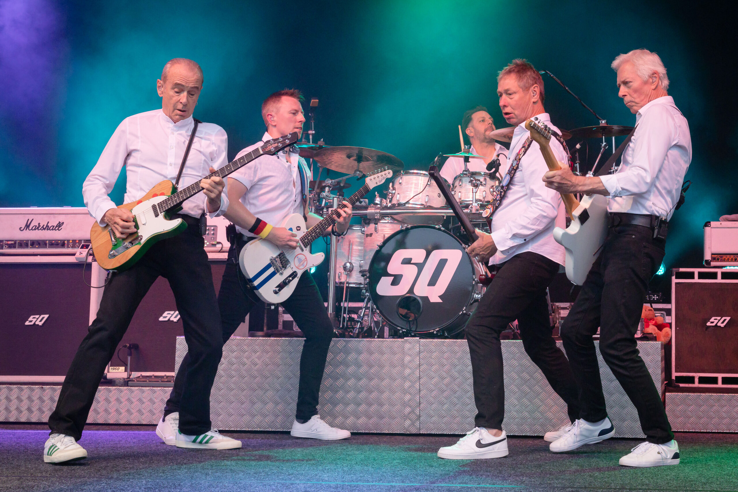 Staus Quo spielten kürzlich noch in Deutschland: (V.l.n.r.) Francis Rossi, Richie Malone, John Edwards and Andy Bown im Schloss Oranienburg, 27. Juli 2024