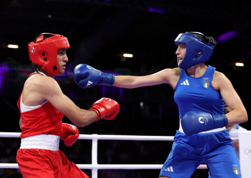 Imane Khelif vom Team Algerien weicht einem Schlag von Angela Carini vom Team Italien während des 66-kg-Vorrundenkampfs der Frauen aus