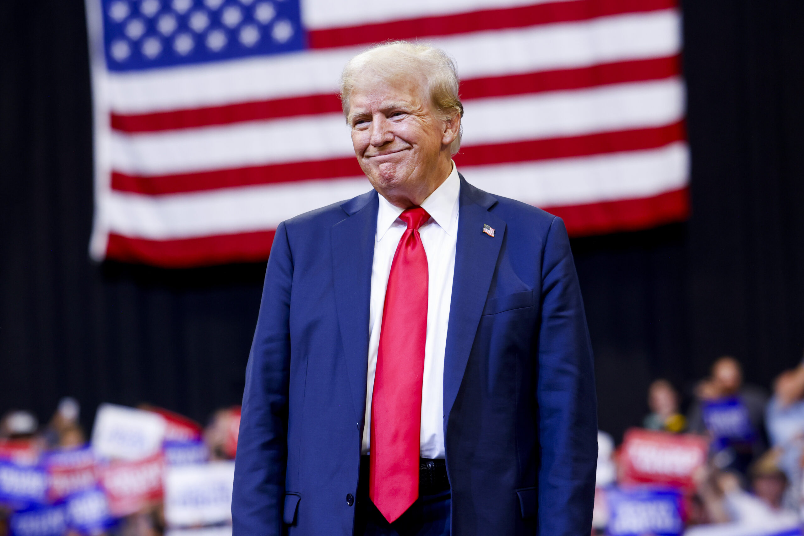 Der republikanische Präsidentschaftskandidat und ehemalige US-Präsident Donald Trump geht auf die Bühne zu, um bei einer Kundgebung im Brick Breeden Fieldhouse der Montana State University am 9. August 2024 in Bozeman, Montana, zu sprechen.