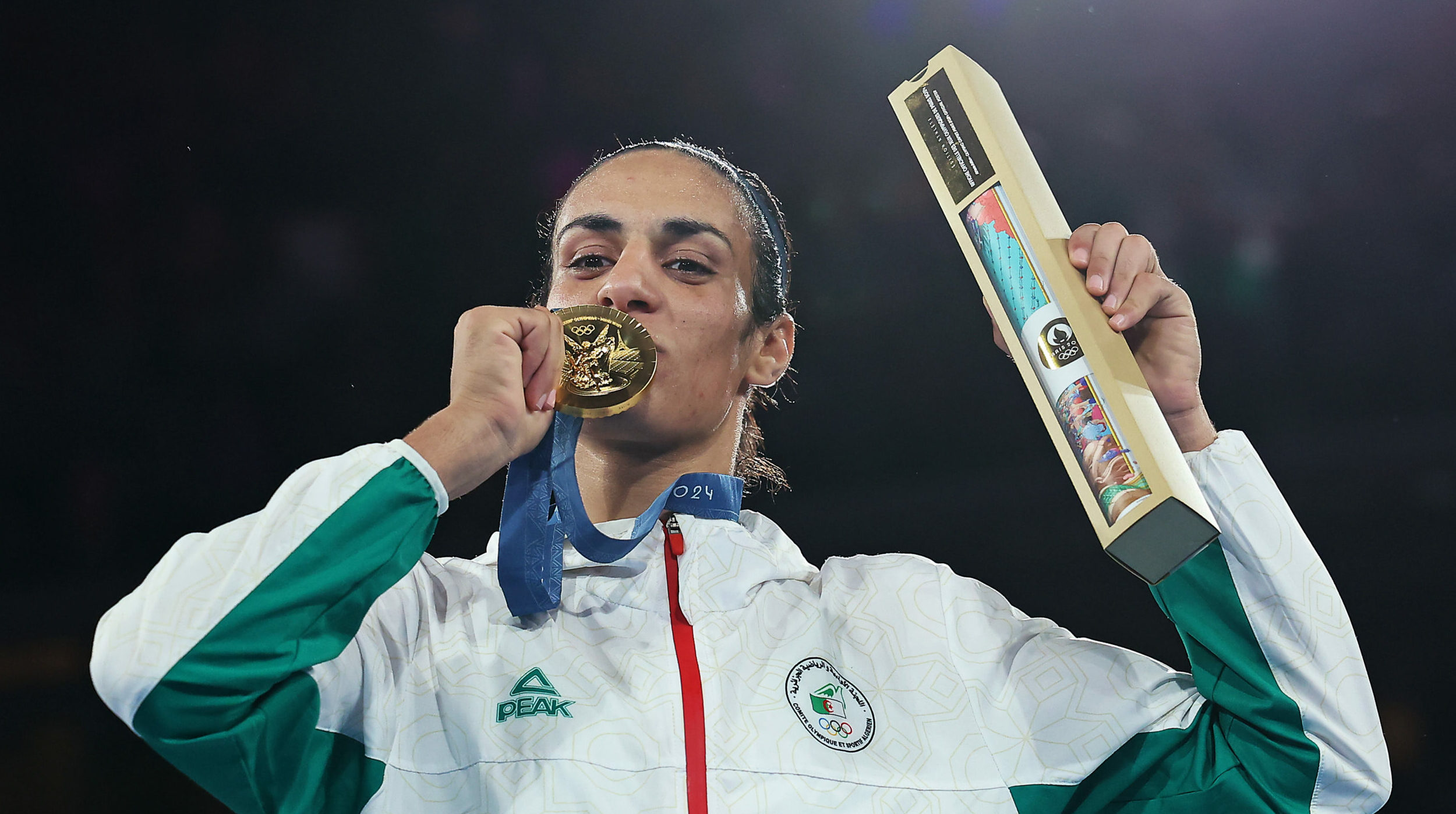 Goldmedaillengewinnerin Imane Khelif vom Team Algerien während der Medaillenzeremonie im Boxen bis 66 kg der Frauen