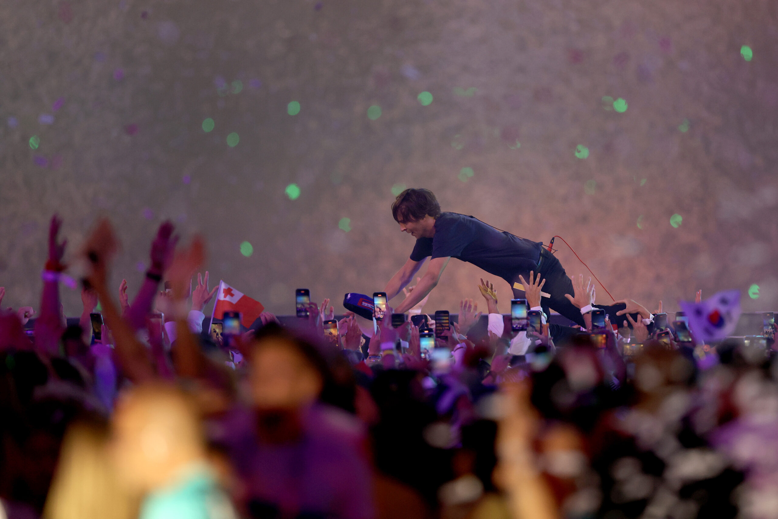 Thomas Mars von Phoenix beim Crowdsurfing mit Sportlern