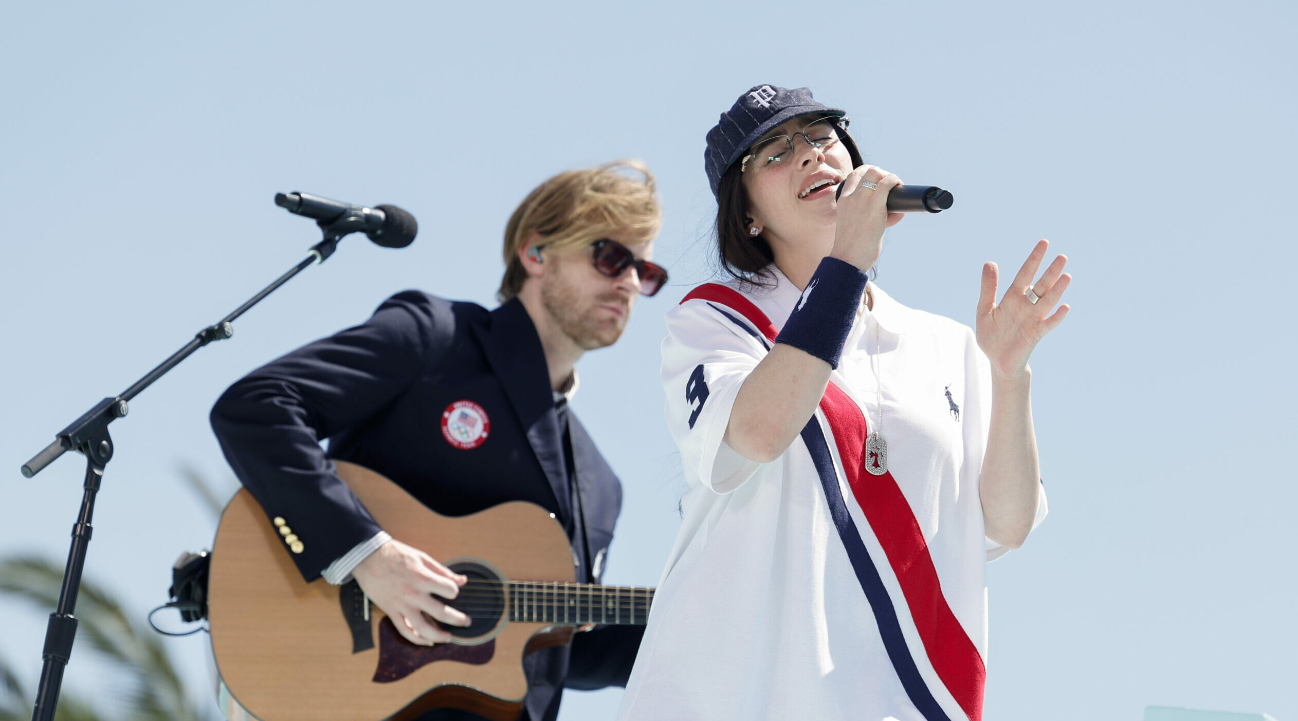 Finneas und Billie Eilish während der Abschlussfeier von Olympia in Paris am Strand in Los Angeles