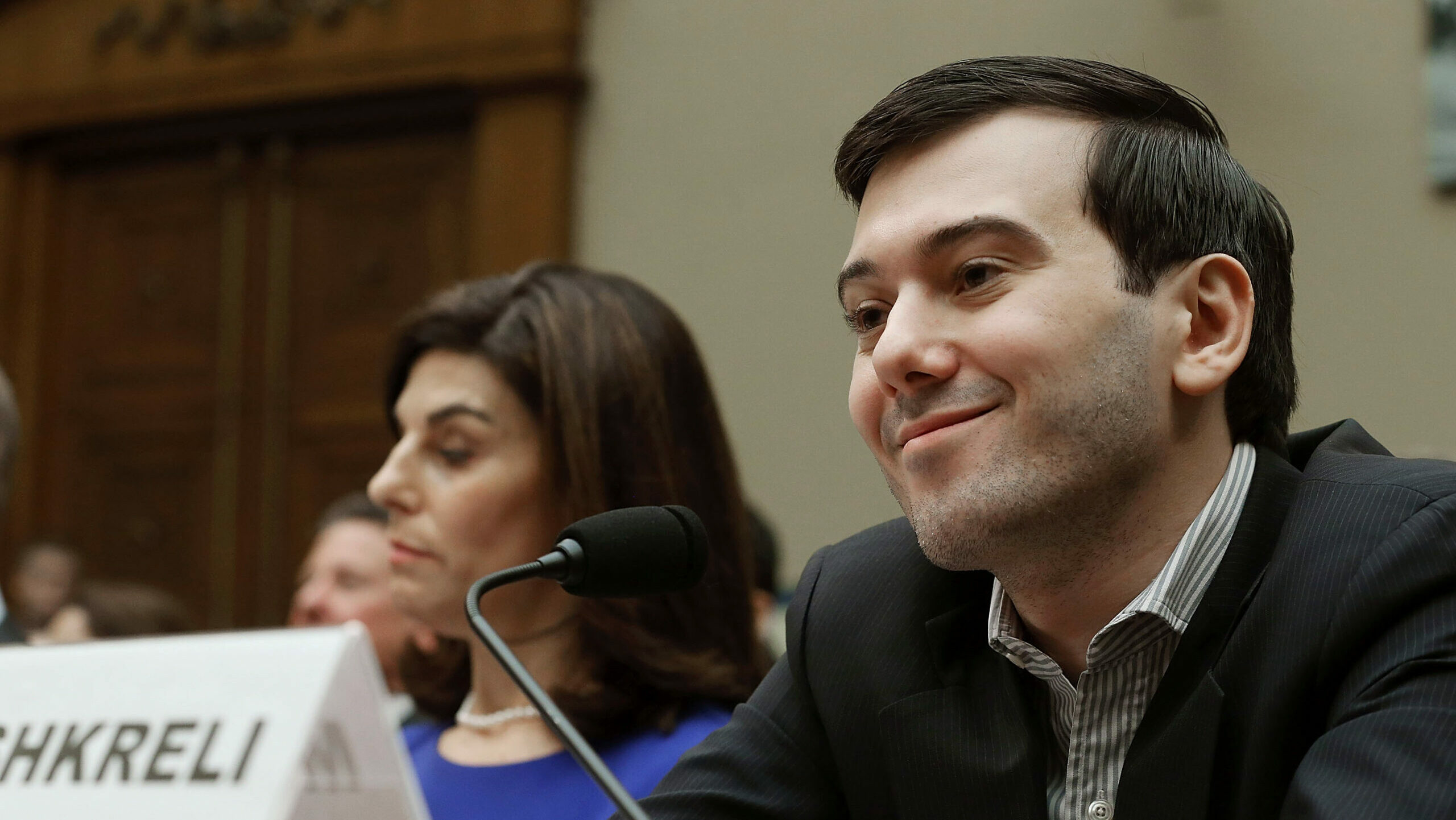 Martin Shkreli, ehemaliger CEO von Turing Pharmaceuticals LLC, lächelt während einer Anhörung des House Oversight and Government Reform Committee