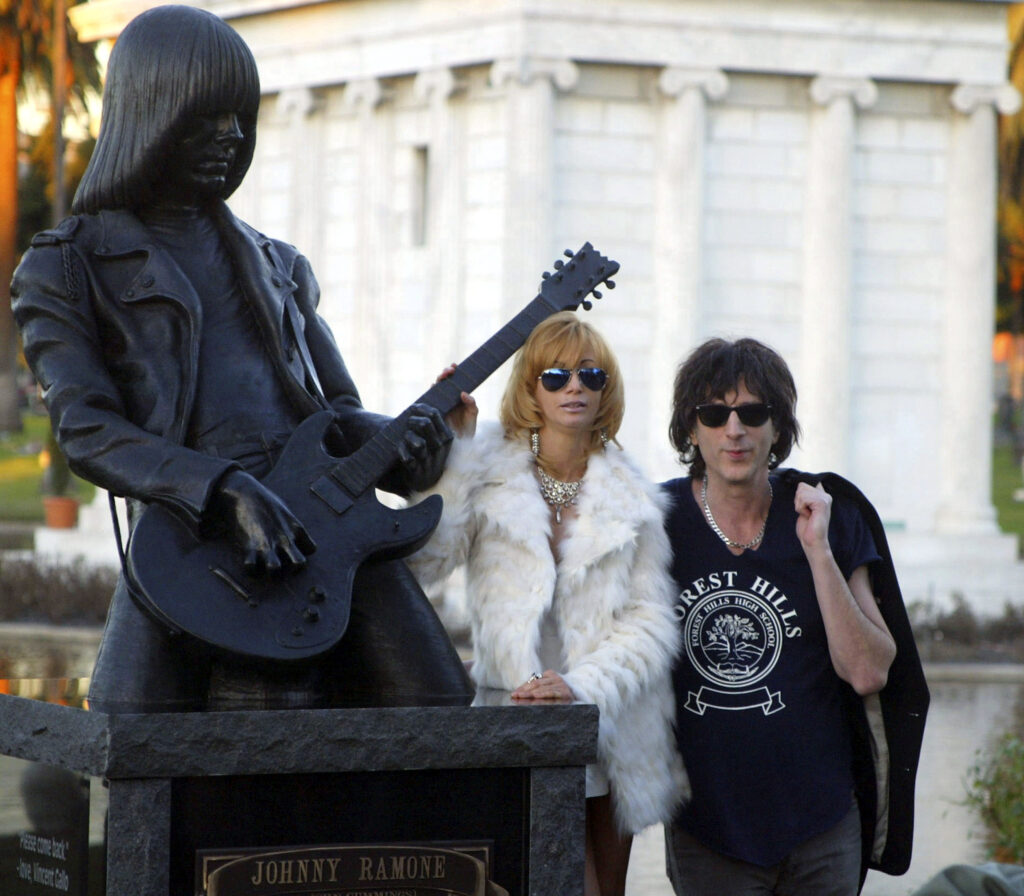 Linda Cummings und Mickey Leigh bei der Statue von Johnny Ramone auf dem Hollywood Forever Cemetery 2005.