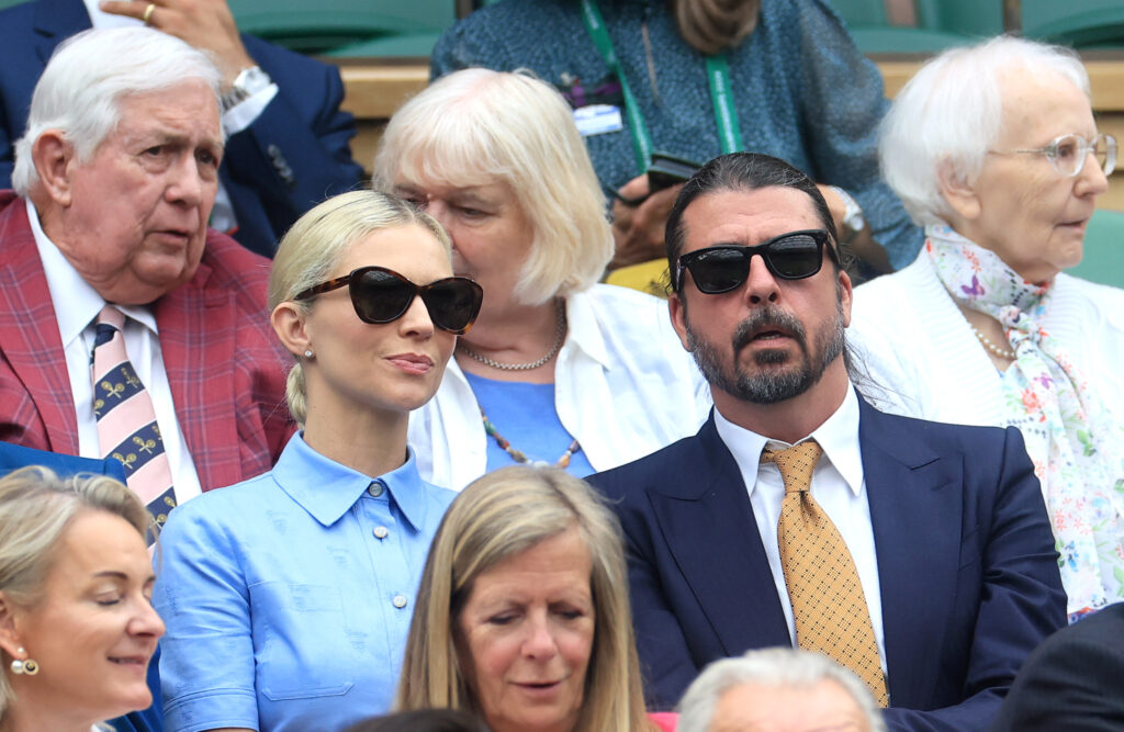 Dave Grohl und seine Frau Jordyn Blum im Juli 2024 in Wimbledon