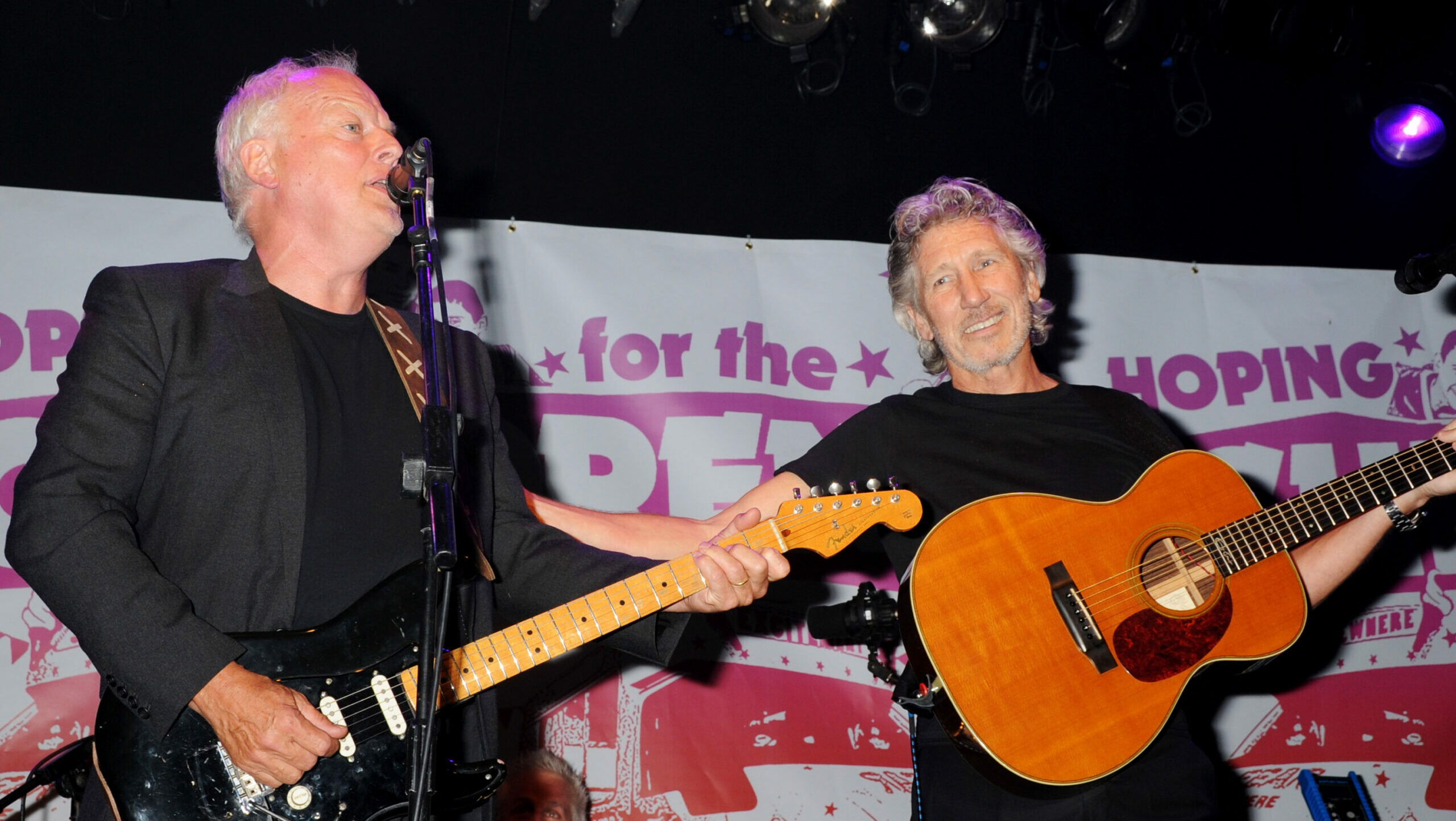 David Gilmour (L) und Roger Waters treten bei einem Benefizabend für die Hoping Foundation am 10. Juli 2010 in London, England