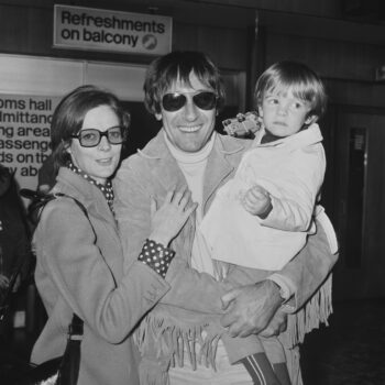 Die englischen Schauspieler Maggie Smith und Robert Stephens (1931–1995) mit ihrem Sohn Chris Larkin, Großbritannien, 3. März 1970