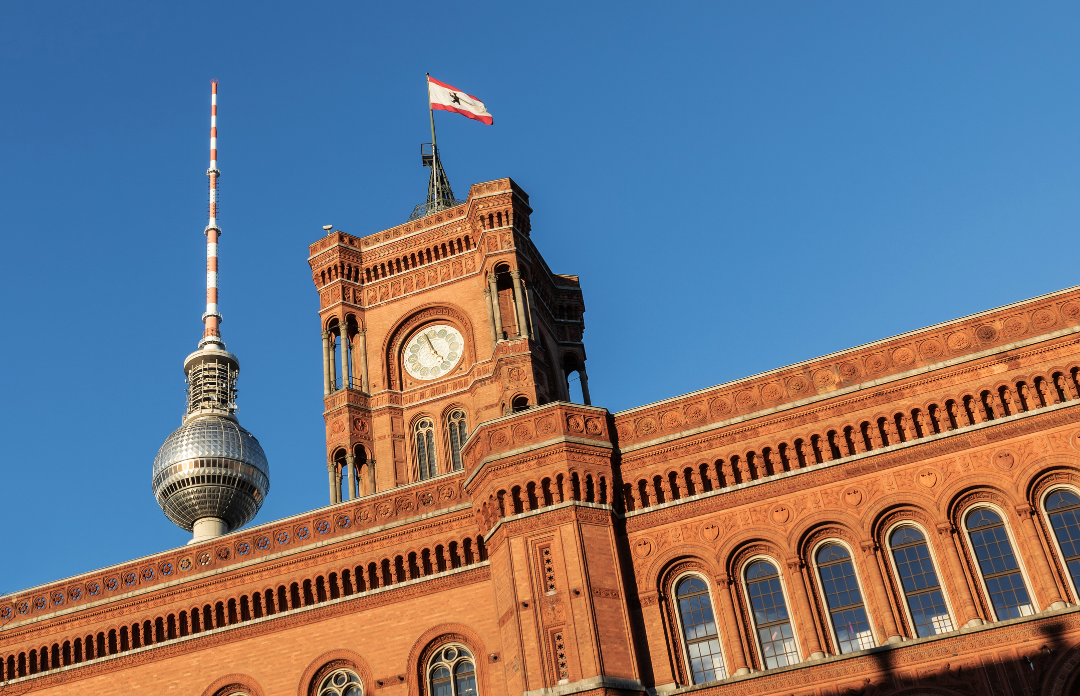 Das Berliner Rote Rathaus und der Fernsehturm