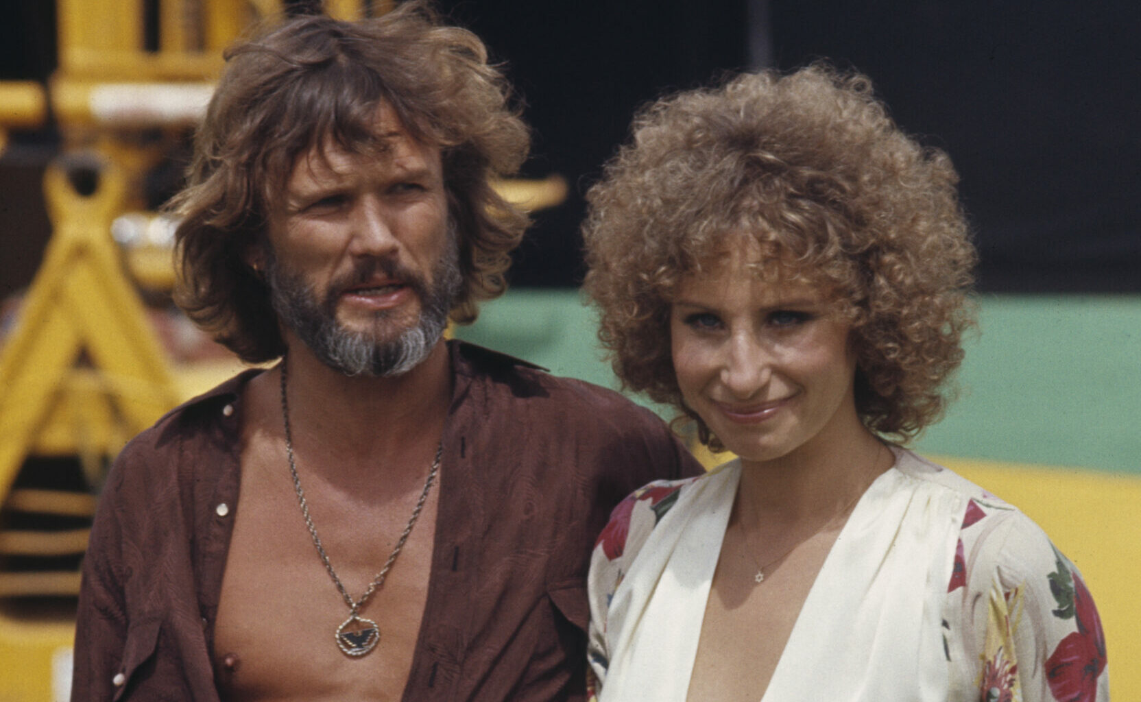 Kris Kristofferson (1936-2024) und Barbra Streisand während einer Drehpause von "A Star Is Born"