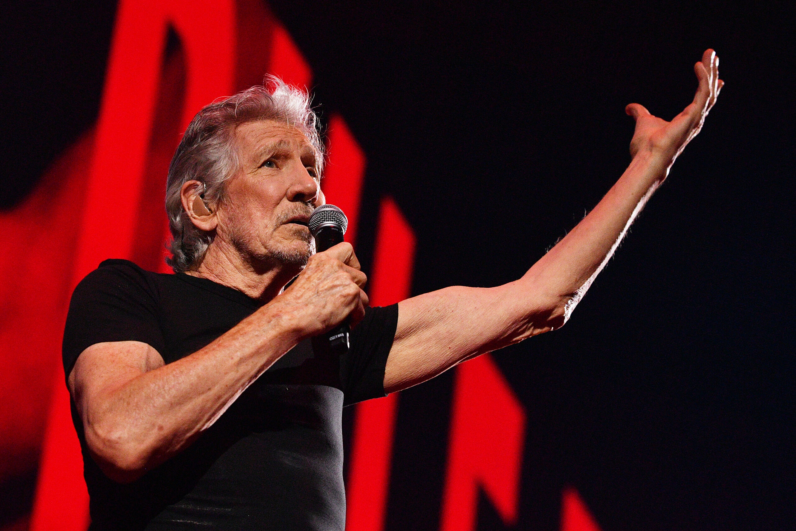 Roger Waters tritt auf der Bühne der O2 Arena während der „This is Not A Drill“-Tour am 6. Juni 2023 in London