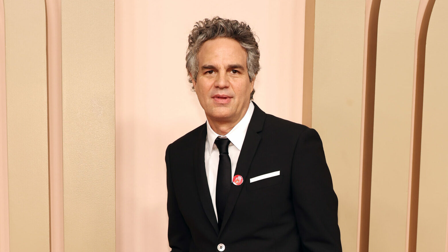 Mark Ruffalo bei den Oscars im Februar 2024 mit der Anstecknadel von Artists4ceasefire