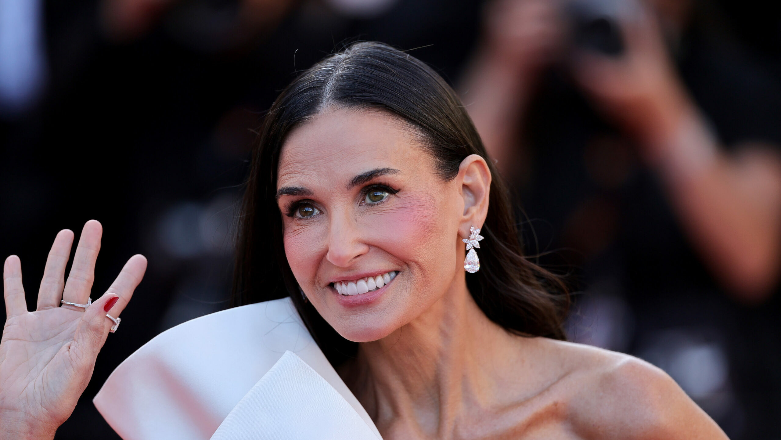 Demi Moore besucht den Roten Teppich der Abschlusszeremonie der 77. jährlichen Filmfestspiele von Cannes im Palais des Festivals am 25. Mai 2024 in Cannes