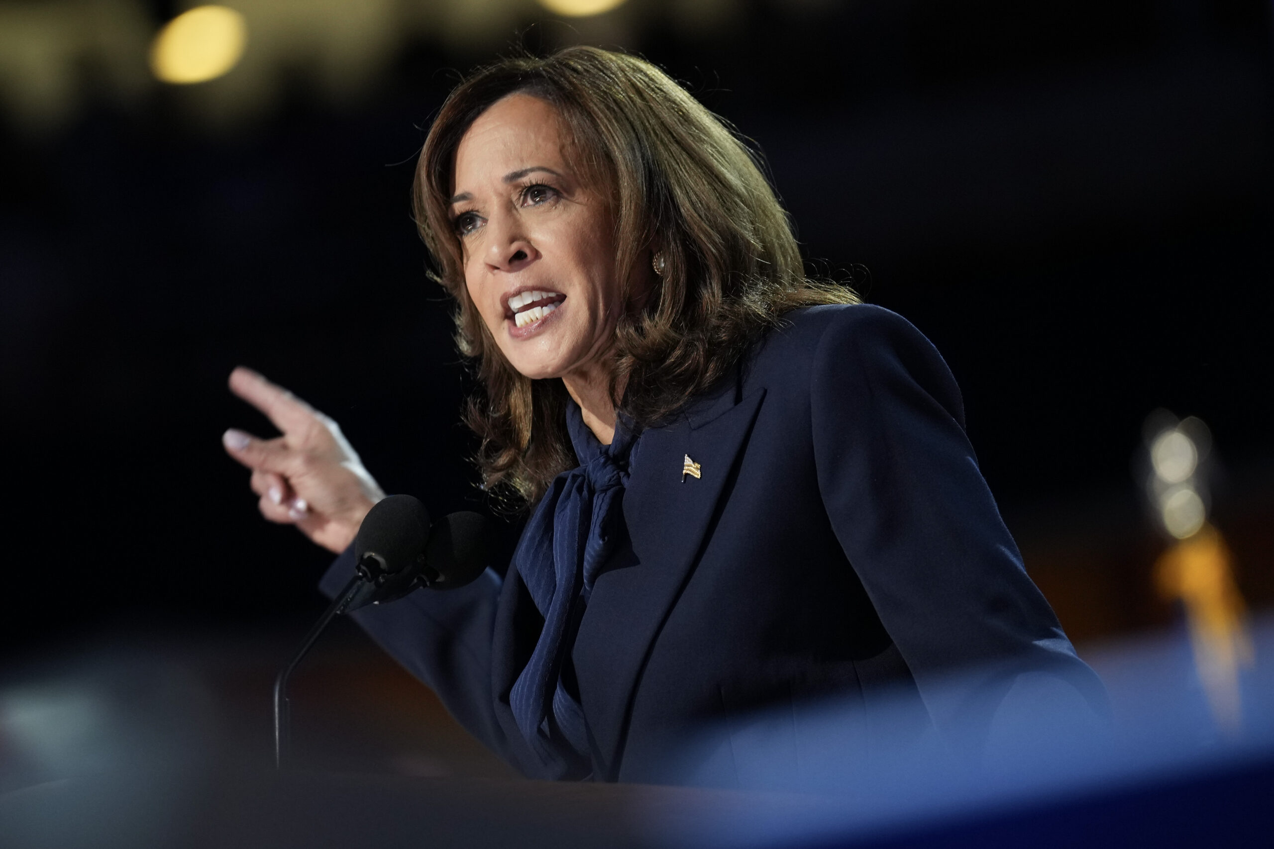 Die demokratische Präsidentschaftskandidatin und US-Vizepräsidentin Kamala Harris spricht auf der Bühne am letzten Tag des Democratic National Convention im United Center am 22. August 2024