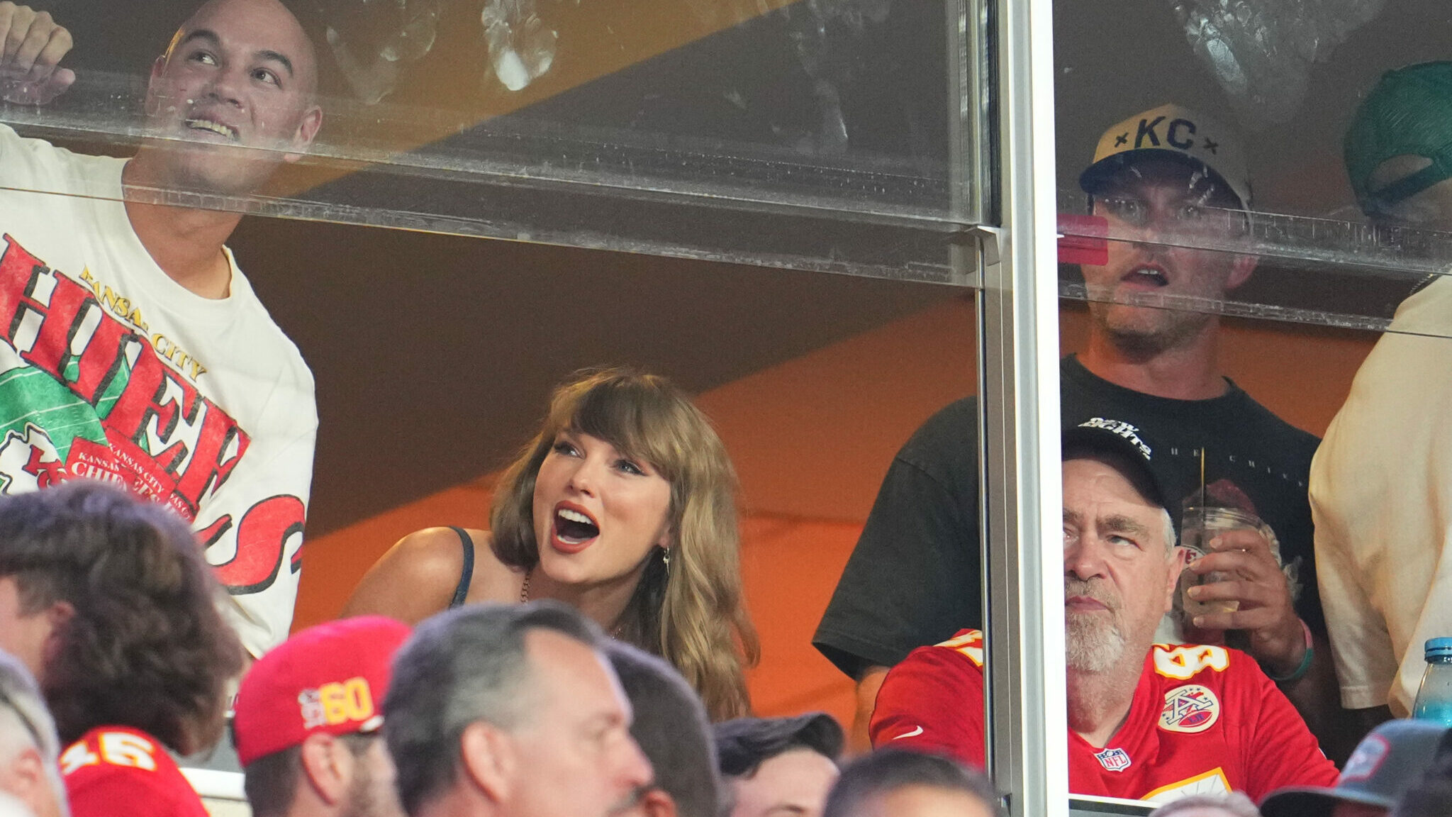 Taylor Swift schaut während eines NFL-Footballspiels zwischen den Baltimore Ravens und den Kansas City Chiefs im GEHA Field at Arrowhead Stadium am 5. September 2024 in Kansas City