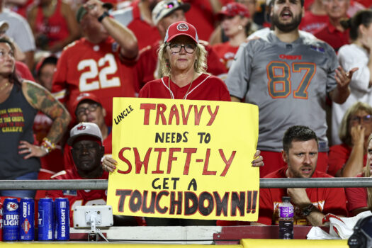 Ein Fan der Kansas City Chiefs hält ein Schild für Taylor Swift und Travis Kelce