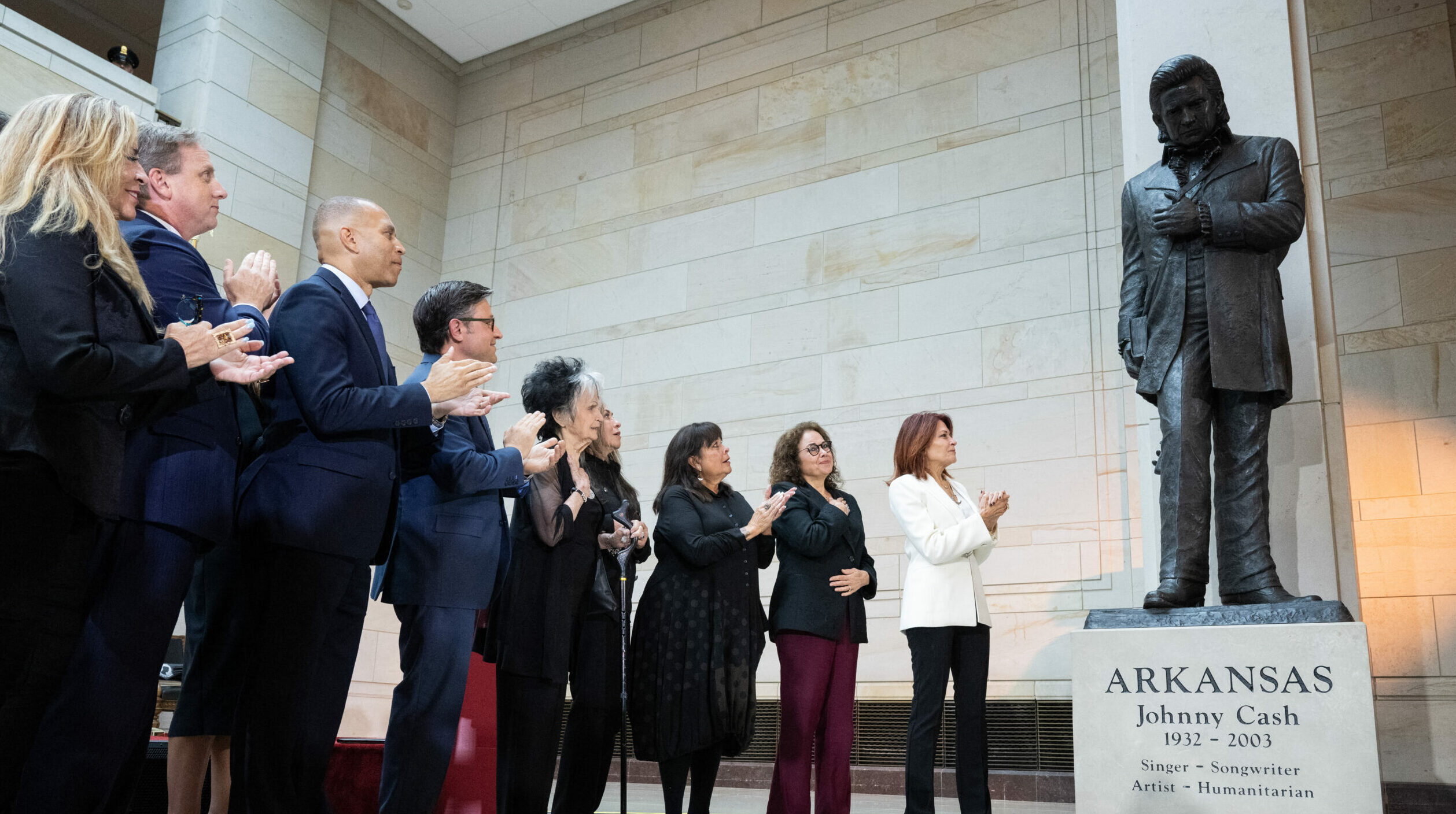 Enthüllung der Statue von Johnny Cash im US-Kapitol. Bei der Zeremonie am 24. September 2024 in Washington D.C. waren Familie und Freunde des aus Arkansas stammenden Sängers zugegen, außerdem Vertreter:innen aus der Politik.