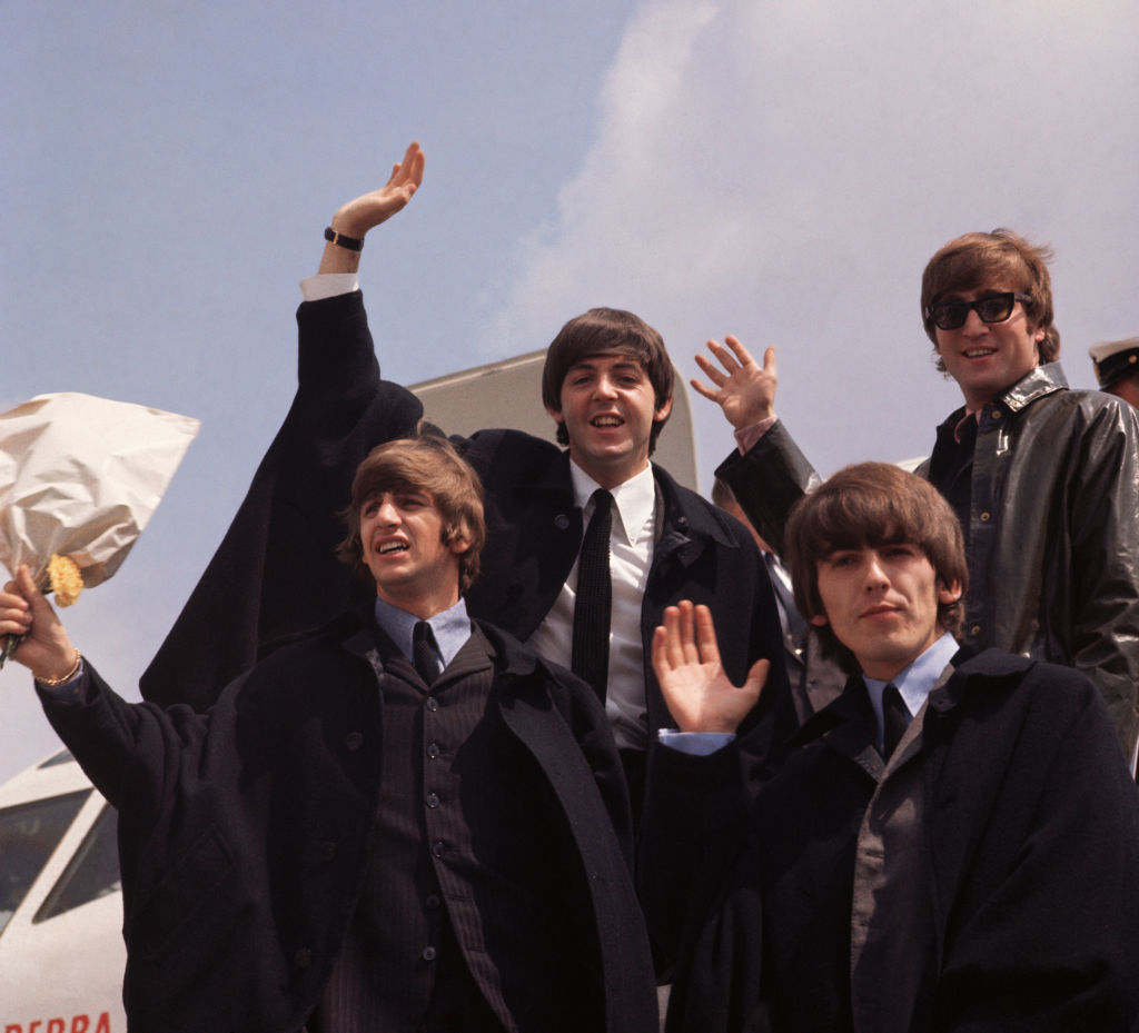 Die Beatles – John Lennon, George Harrison, Paul McCartney und Ringo Starr – bei ihrer Ankunft in London nach ihrer Australien-Tour (2. Juli 1964)