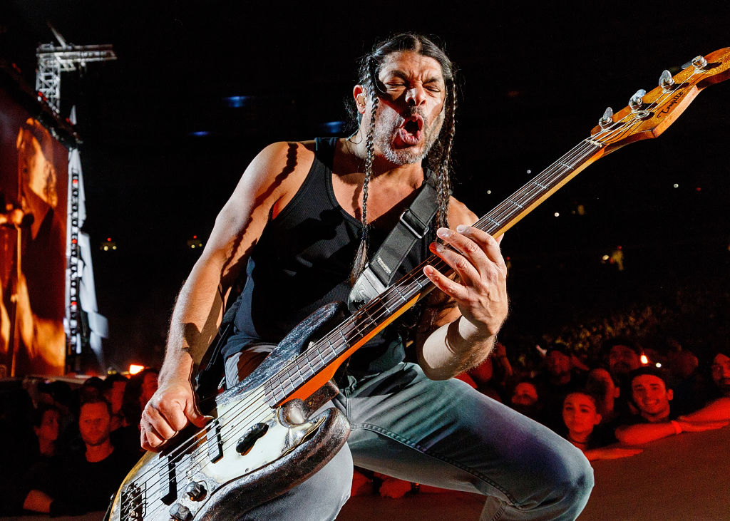 Robert Trujillo von Metallica performt auf einer Bühne in BC Place in Vancouver, Kanada im August 2017.