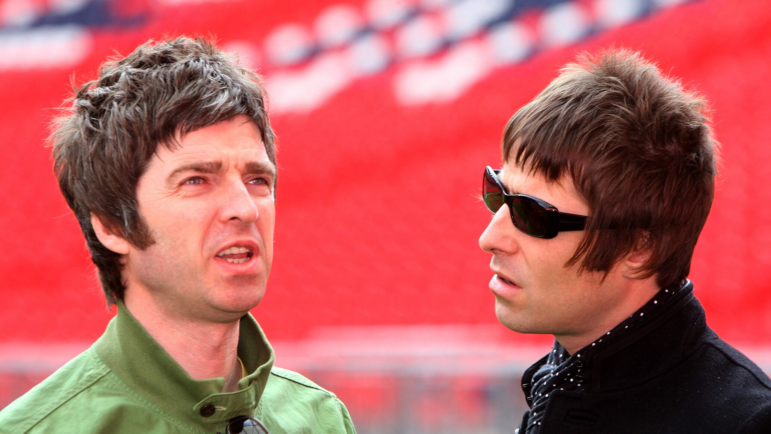 Noel und Liam Gallagher nehmen am 16. Oktober 2008 in London, England, am Oasis-Fotocall im Wembley-Stadion teil, um ihr am 6. Oktober veröffentlichtes neues Album „Dig out Your Soul“ und ihre beiden ausverkauften Konzerte in der Wembley-Arena zu promoten