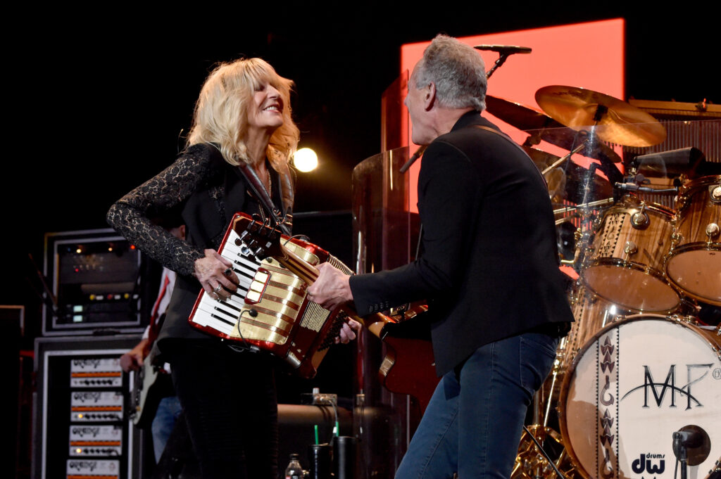 Christine McVie und Lindsey Buckingham von Fleetwood Mac während der MusiCares Person of the Year-Gala auf