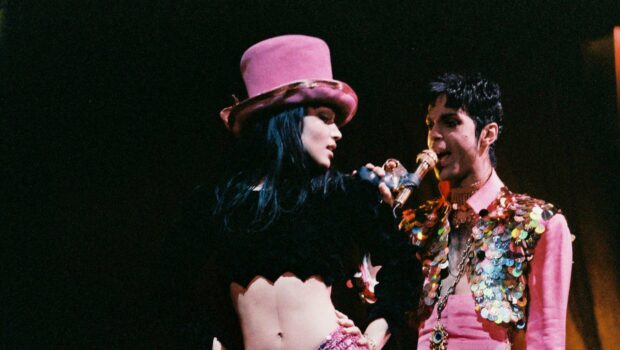 Mayte Garcia und Prince treten auf der Bühne der „The Ultimate Live Experience“-Tour in der Wembley Arena am 4. März 1995 in London