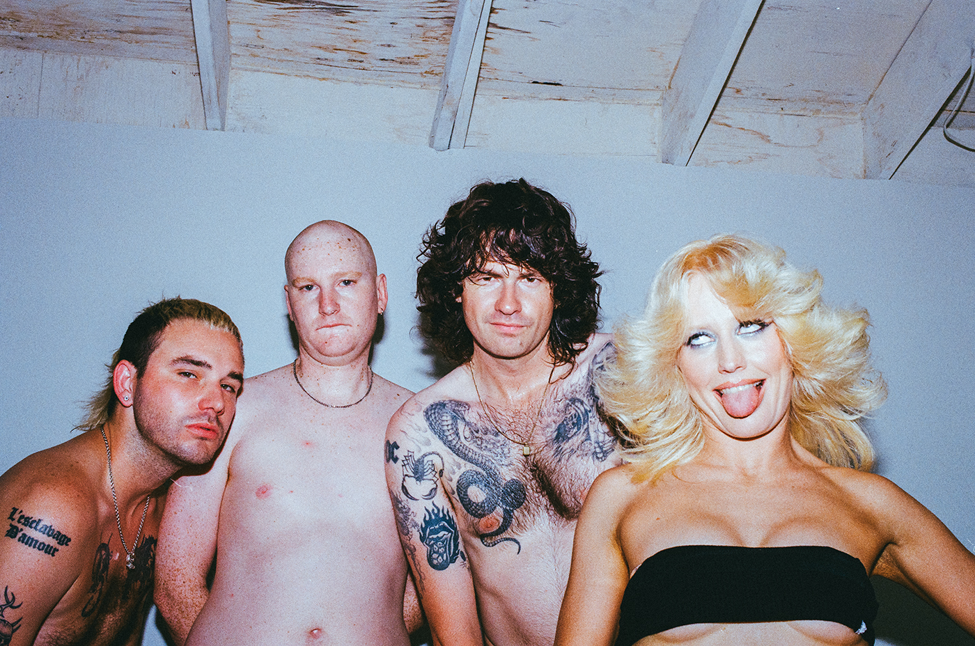 Amyl and The Sniffers beim Videodreh zu "Jerkin"