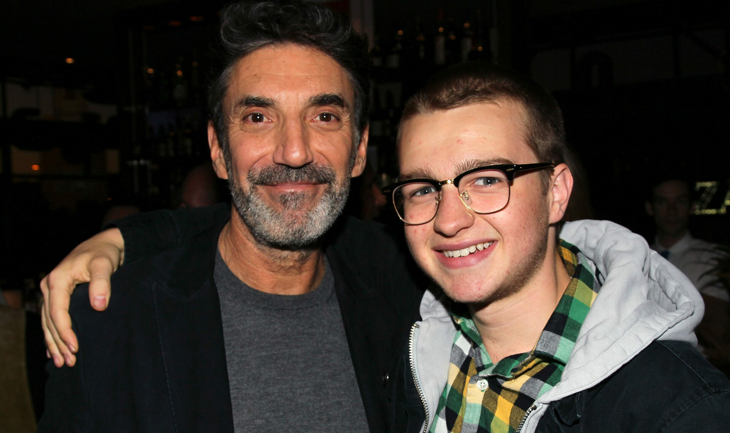 Serienschöpfer Chuck Lorre mit Angus T. Jones, dem halben Mann aus "Two And A Half Men"