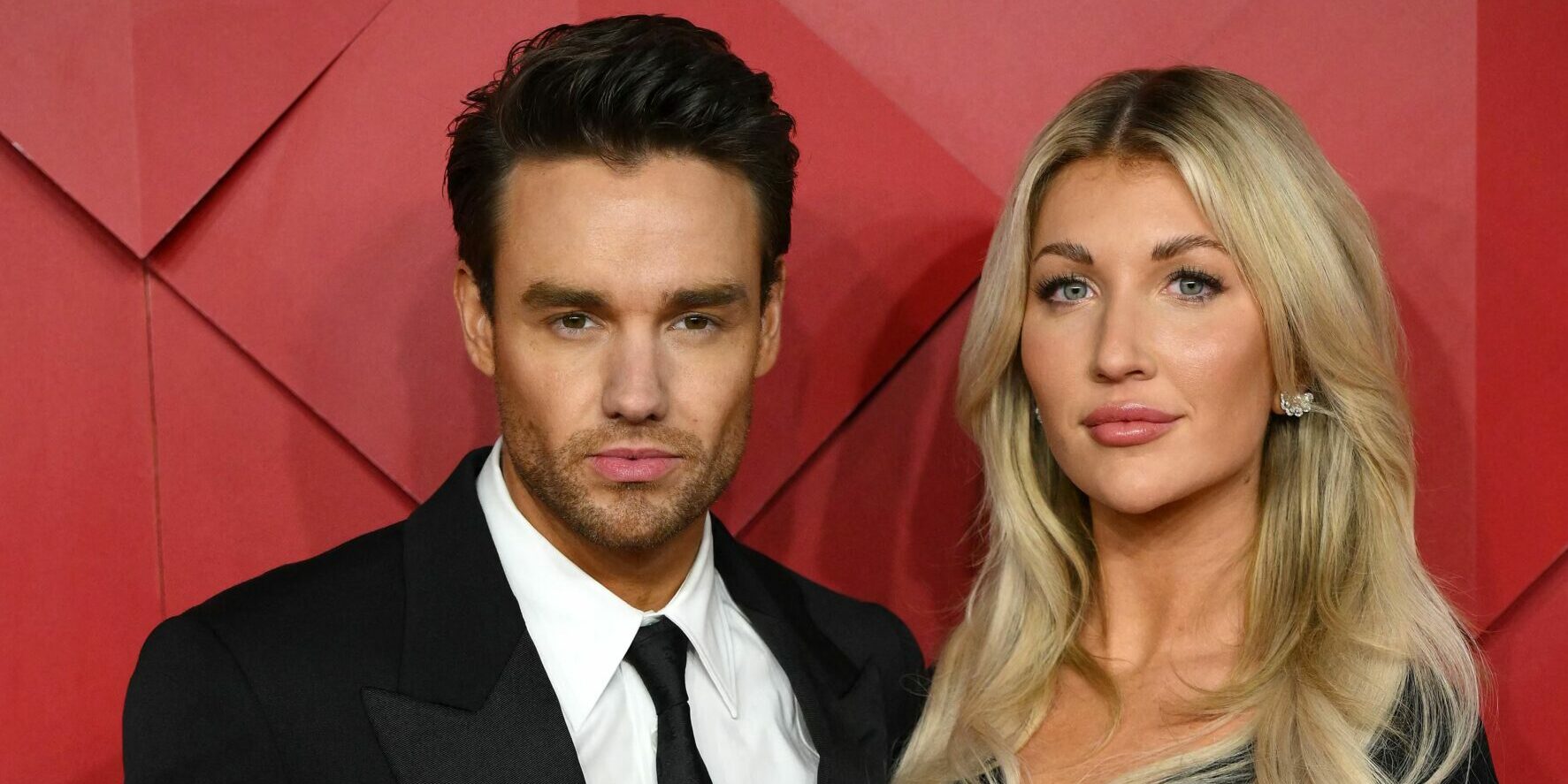 Der englische Sänger Liam Payne und die US-Schauspielerin Katie Cassidy posieren auf dem roten Teppich bei der Ankunft zu den 2022 Fashion Awards in London am 5. Dezember 2022.